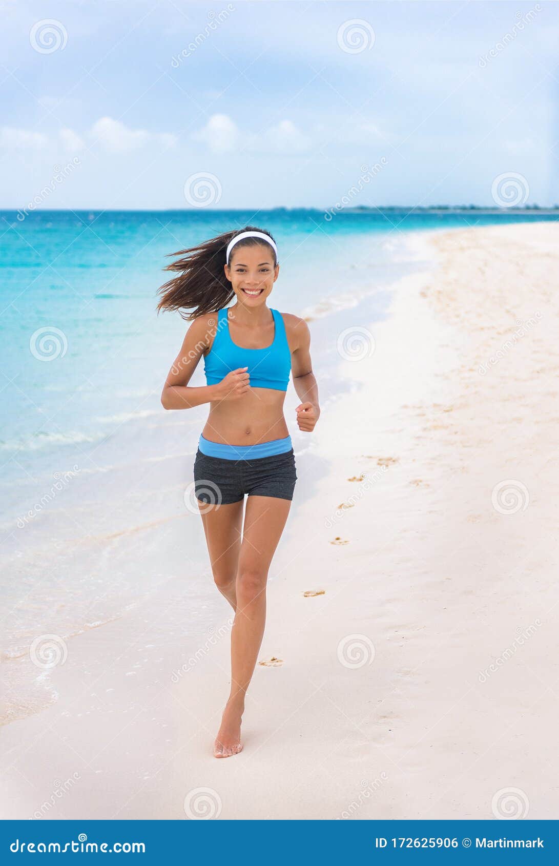Healthy beautiful young Asian runner woman in sports clothing