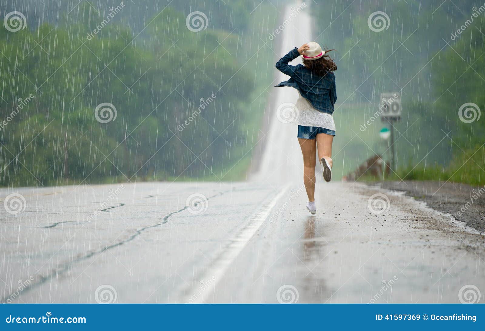 fredelig Undskyld mig Ugyldigt Running in the rain stock image. Image of adult, jogging - 41597369