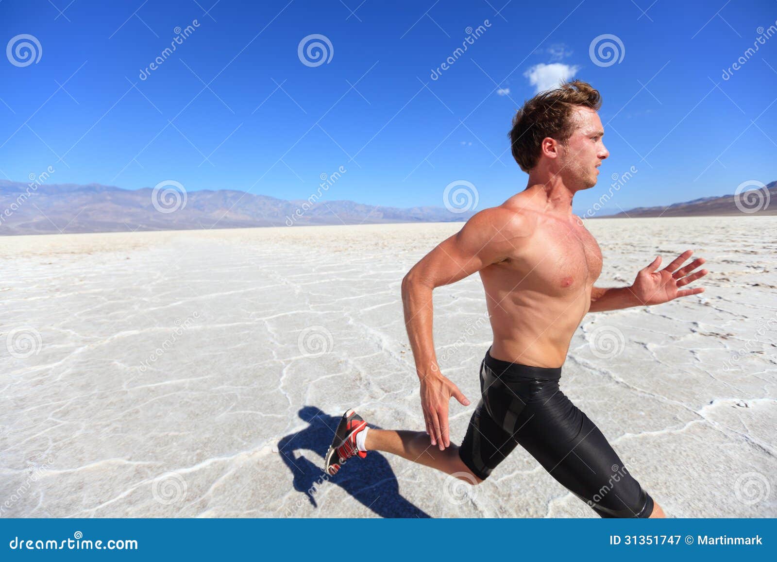 Пустынные бега. Человек спортсмен. Бег по пустыне. Бегут парни в пустыне. Бег под палящим солнцем.
