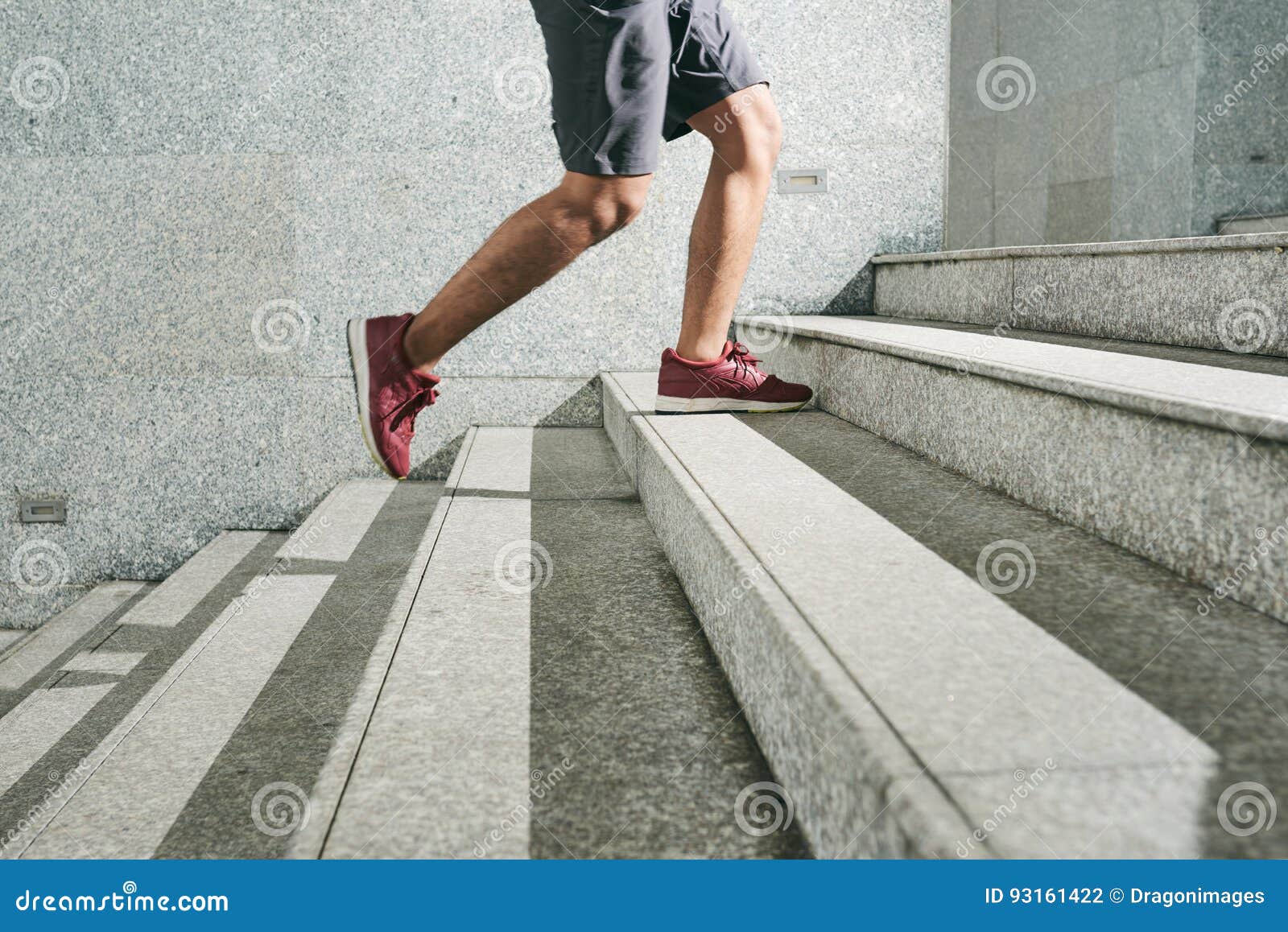 Полный шагать. Ступенька для ног. Ноги идут по ступенькам. Человек на ступеньках. Нога человека на лестнице.