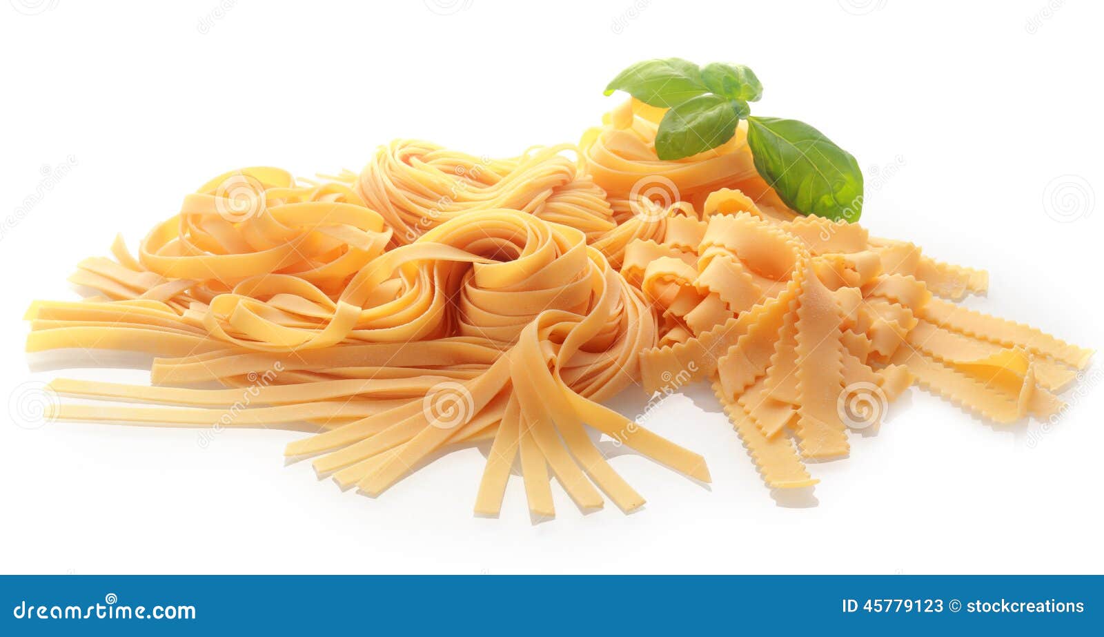Ruota Comune E D'ottone Che Taglia Pasta Fresca Immagine Stock - Immagine  di alimento, ingrediente: 45779123