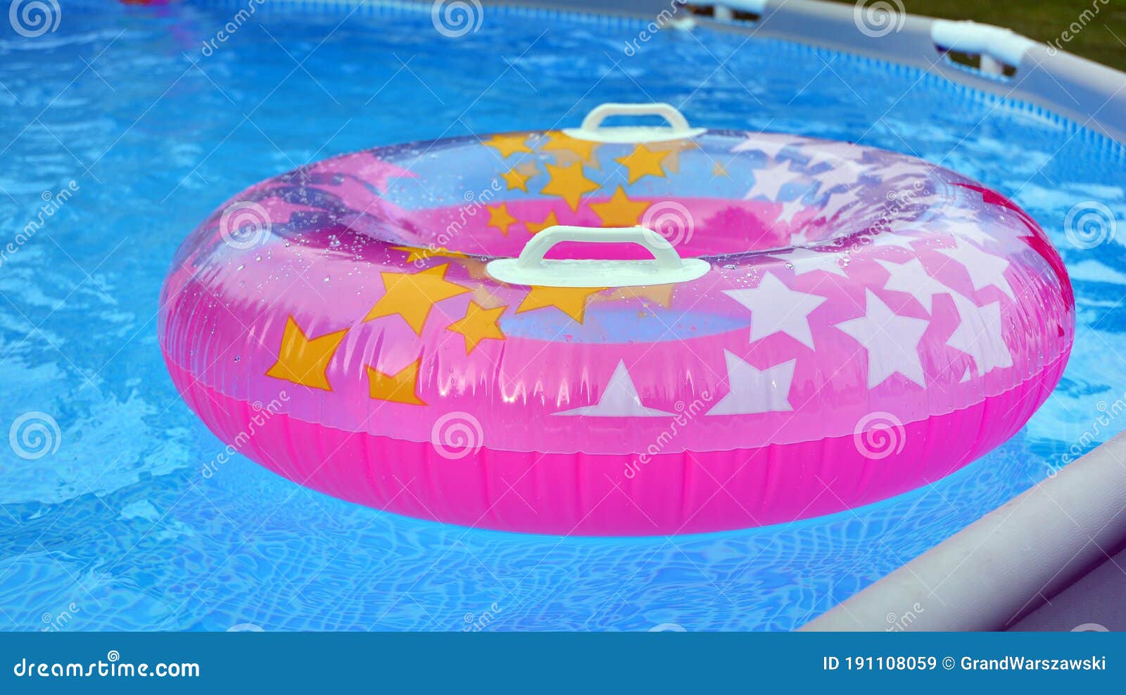 Ruota Gonfiabile Sulle Ruote Del Pool D'acqua Immagine Stock - Immagine di  sfondo, saltato: 191108059