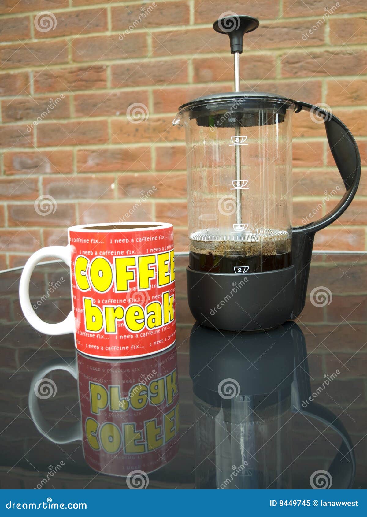 Ruptura de Coffe. Caneca de café quente e um cafetiere em uma tabela de vidro preta