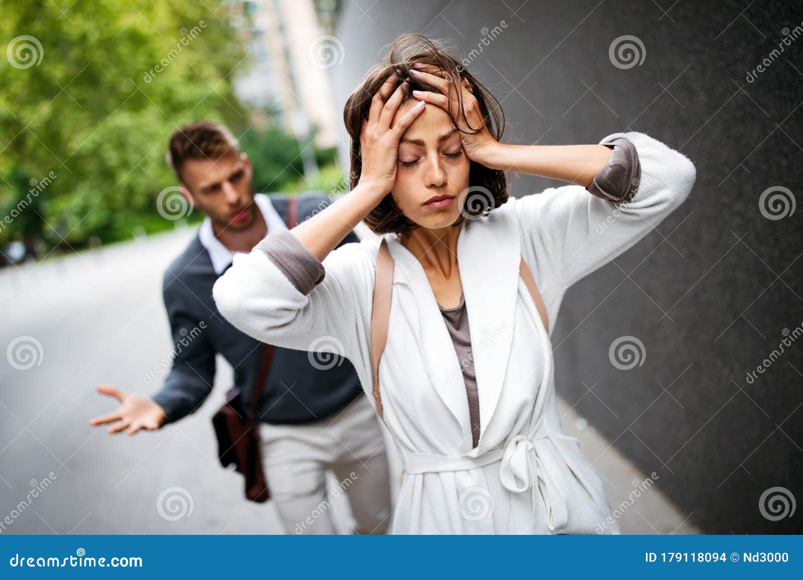 Ruptura De Pareja Con Hombre Y Novia Triste Al Aire Libre. Concepto De Dolor De Pareja De Divorcio. Foto de archivo - Imagen de hombres, rotura: 179118094 Ruptura De Pareja Con Hombre Y Novia Triste Al Aire Libre. Concepto De Dolor De Pareja De Divorcio. Foto de archivo - Imagen de hombres, rotura: 179118094