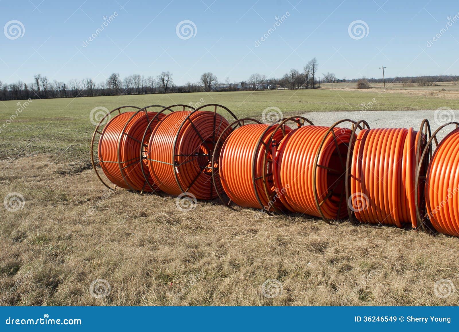https://thumbs.dreamstime.com/z/rural-fiber-optic-cable-ready-to-be-laid-area-old-barn-silo-background-36246549.jpg