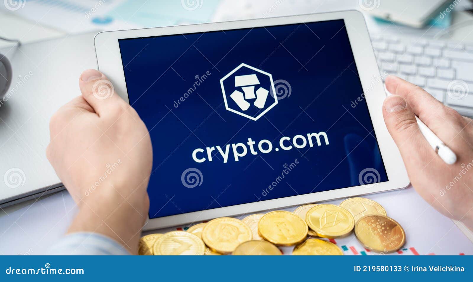 Rusia Moscú 06052021hombre De Negocios Con Tabletlogo De La Bolsa De  Criptomonedas Criptocomtrading Blockchain Plataforma Para Foto de archivo  editorial - Imagen de moneda, banca: 219580133