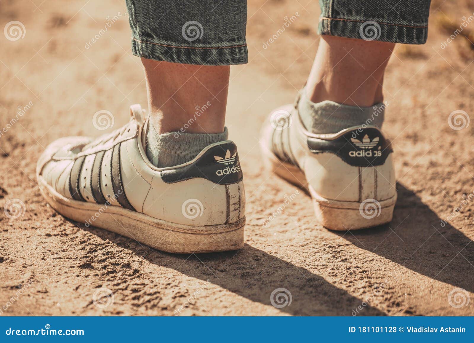 Rusia 20 De Abril De 2020 Pies Femeninos Zapatillas De Adidas Blancas Viejas. Foto de archivo editorial Imagen de editorial, mirada: 181101128