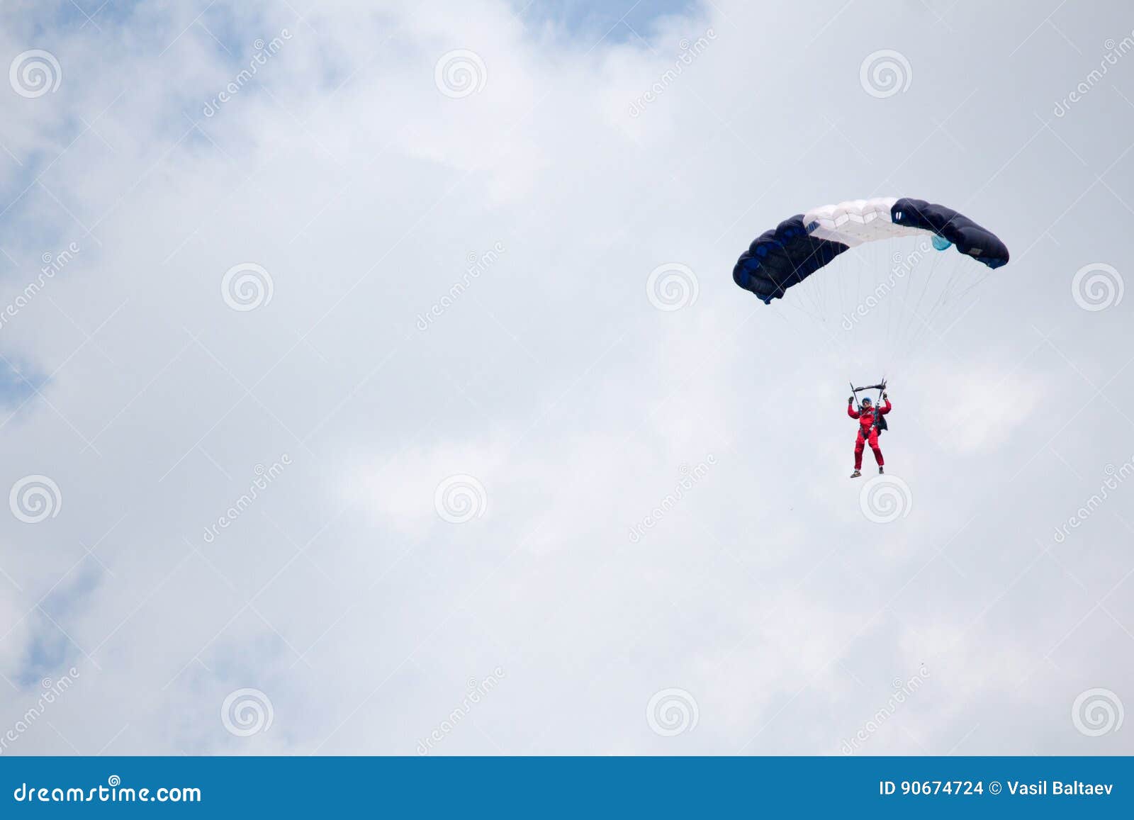 Rusia, ondulación permanente, junio de 2014 Paracaidistas militares en las alas del festival de Parma - 2014 en la ondulación permanente en el campo de aviación Sokol