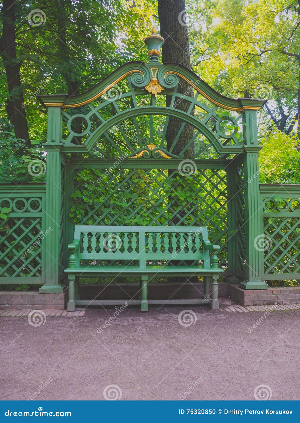 Летний сад скамейки