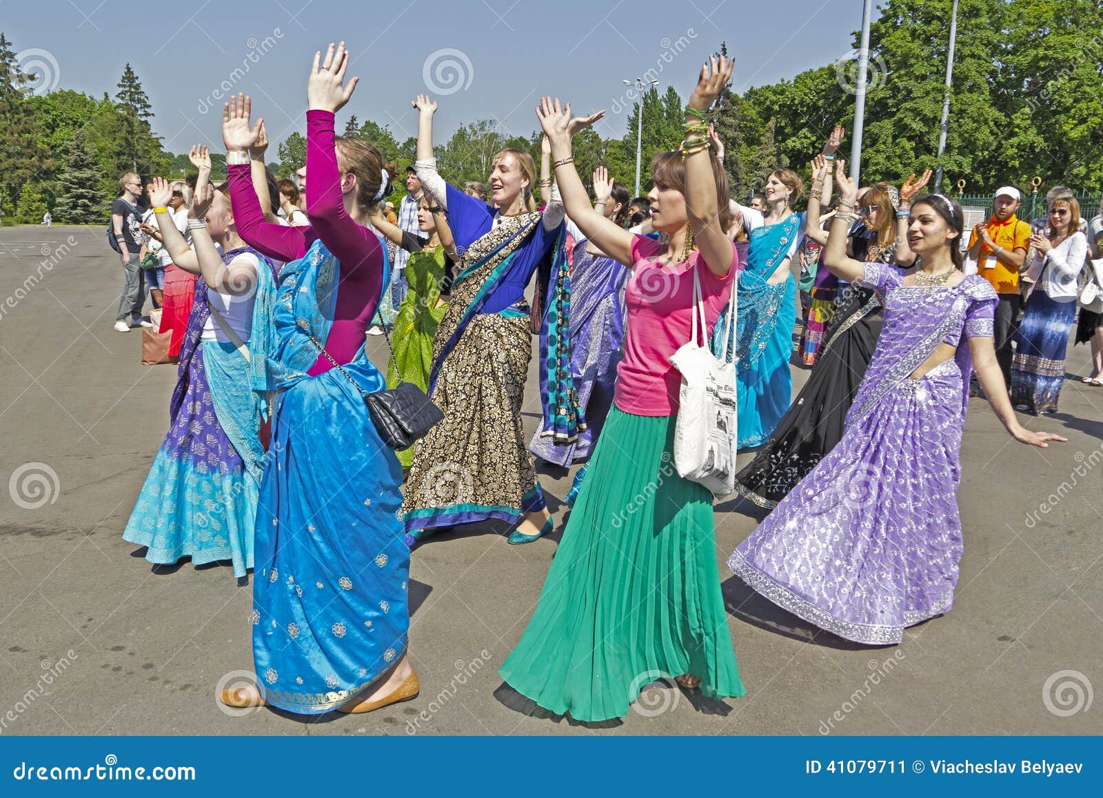 MOSCOW, RÚSSIA- JULHO 4: Devotos de Hare Krishna dançando com foliões de  carnaval durante o festival