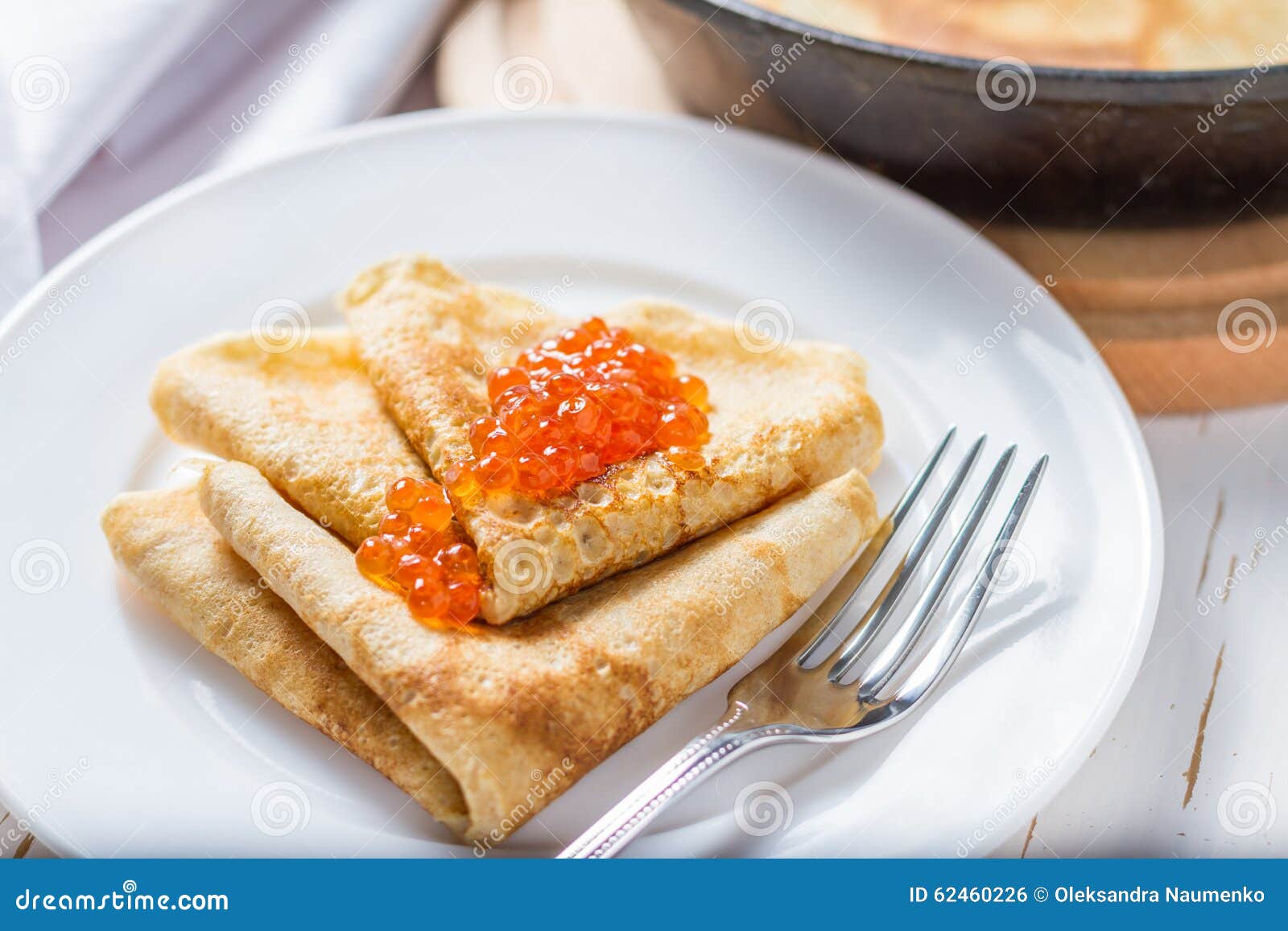 Russische Pfannkuchen Mit Kaviar Stockfoto - Bild von aperitif ...