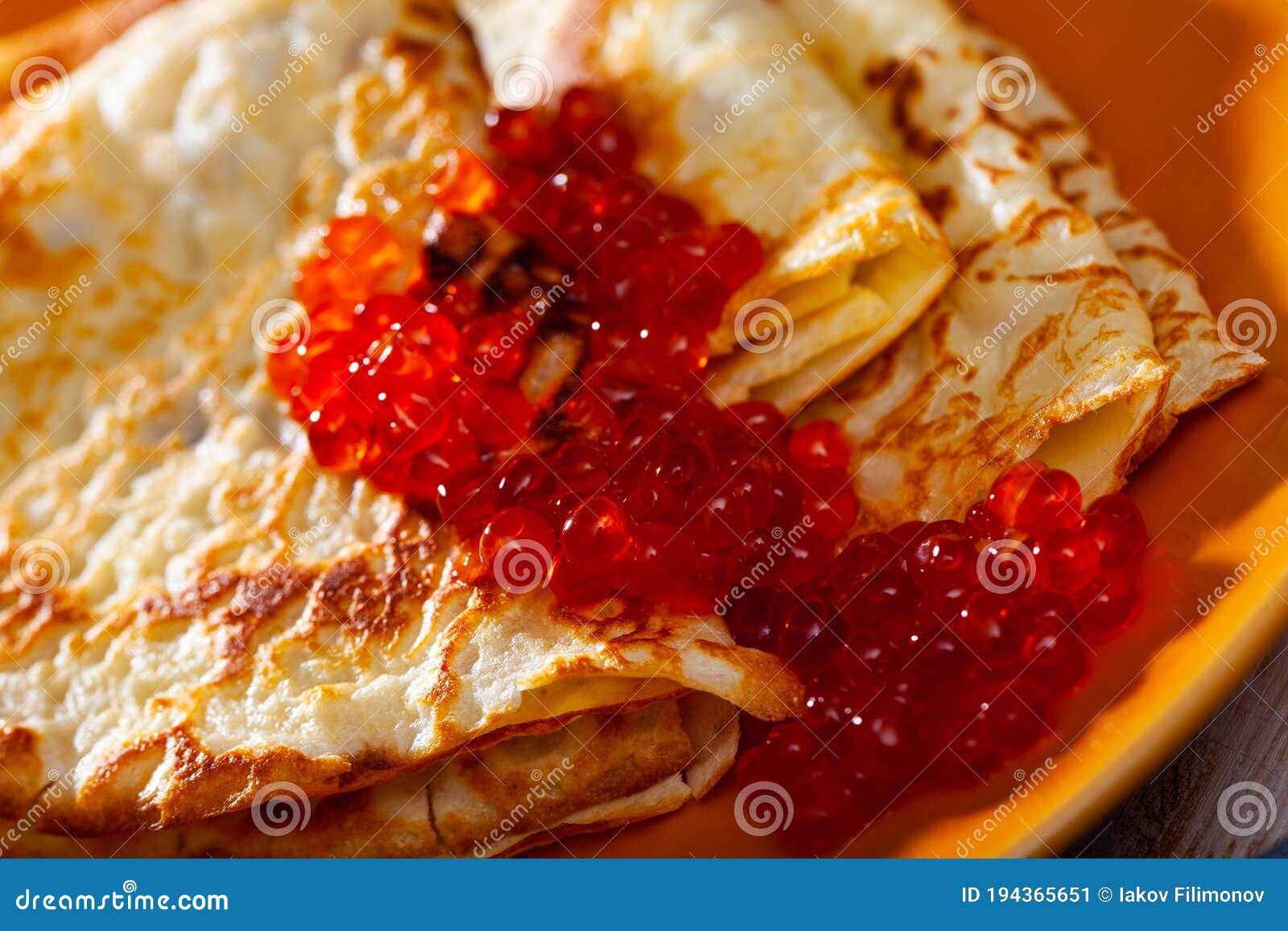 Russische Pfannkuchen Mit Rotem Kaviar Stockbild - Bild von narcotize ...