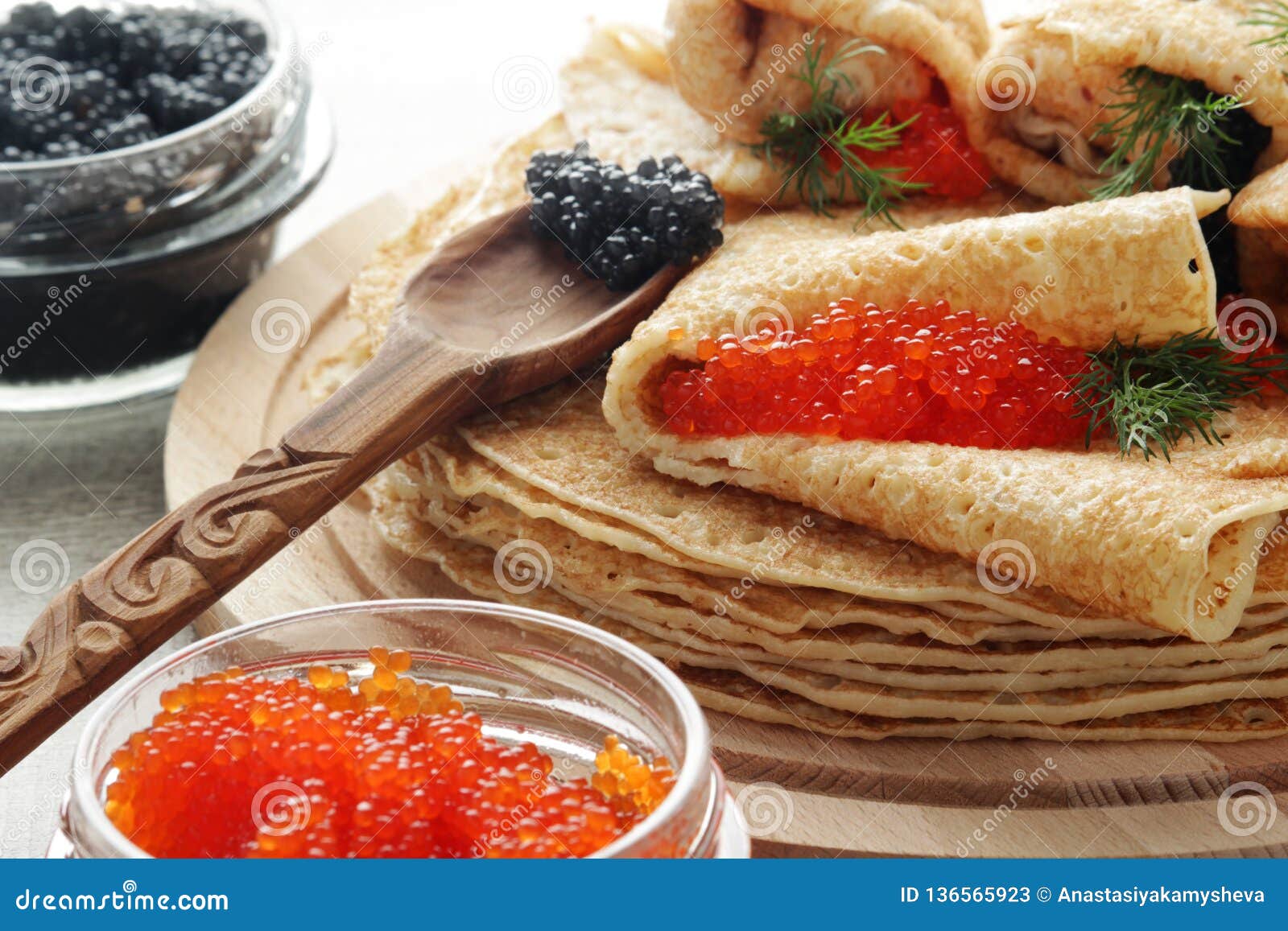 Russische Pfannkuchen Mit Rotem Und Schwarzem Kaviar Stockbild - Bild ...