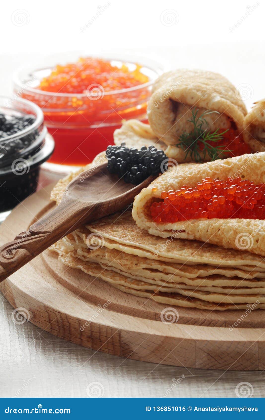 Russische Pfannkuchen Mit Rotem Und Schwarzem Kaviar Stockfoto - Bild ...