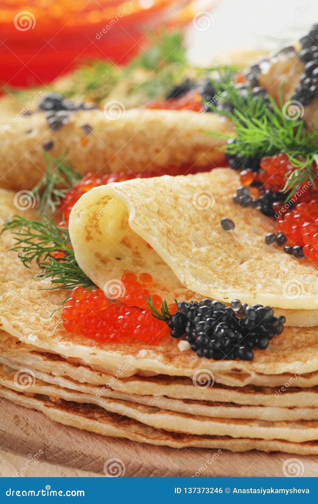 Russische Pfannkuchen Mit Rotem Und Schwarzem Kaviar Stockfoto - Bild ...