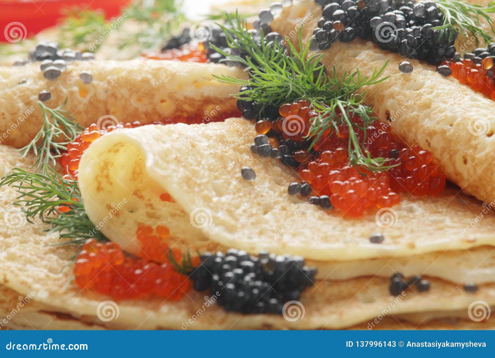 Russische Pfannkuchen Mit Rotem Und Schwarzem Kaviar Stockbild - Bild ...