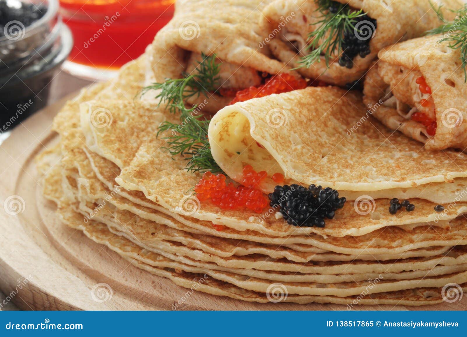 Russische Pfannkuchen Mit Rotem Und Schwarzem Kaviar Stockbild - Bild ...