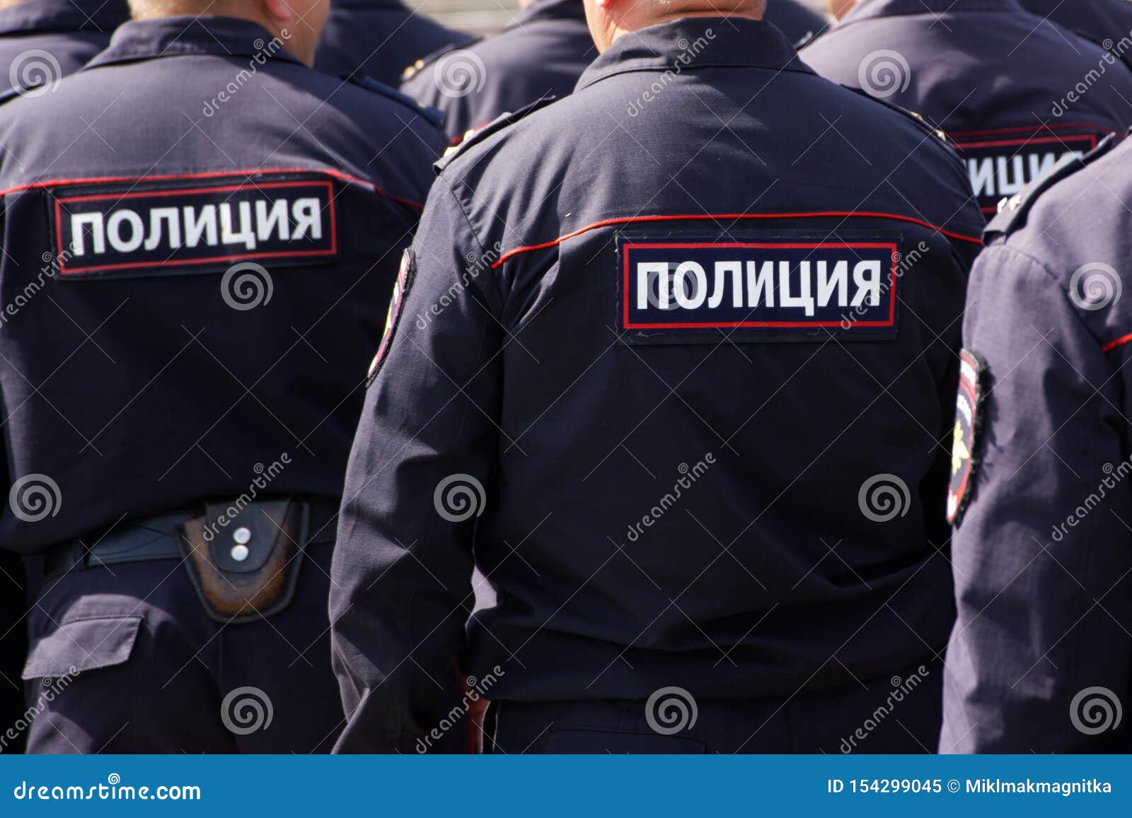 Russische Polizeibeamten auf Patrouille im Marktplatz Ansicht von der R?ckseite Die Aufschrift auf der Uniform: die Polizei. Russische Polizeibeamten auf Patrouille im Marktplatz Ansicht von der R?ckseite Probleme der Protestversammlungen, der Verzögerungen und der Festnahmen Die Aufschrift auf der Uniform: die Polizei