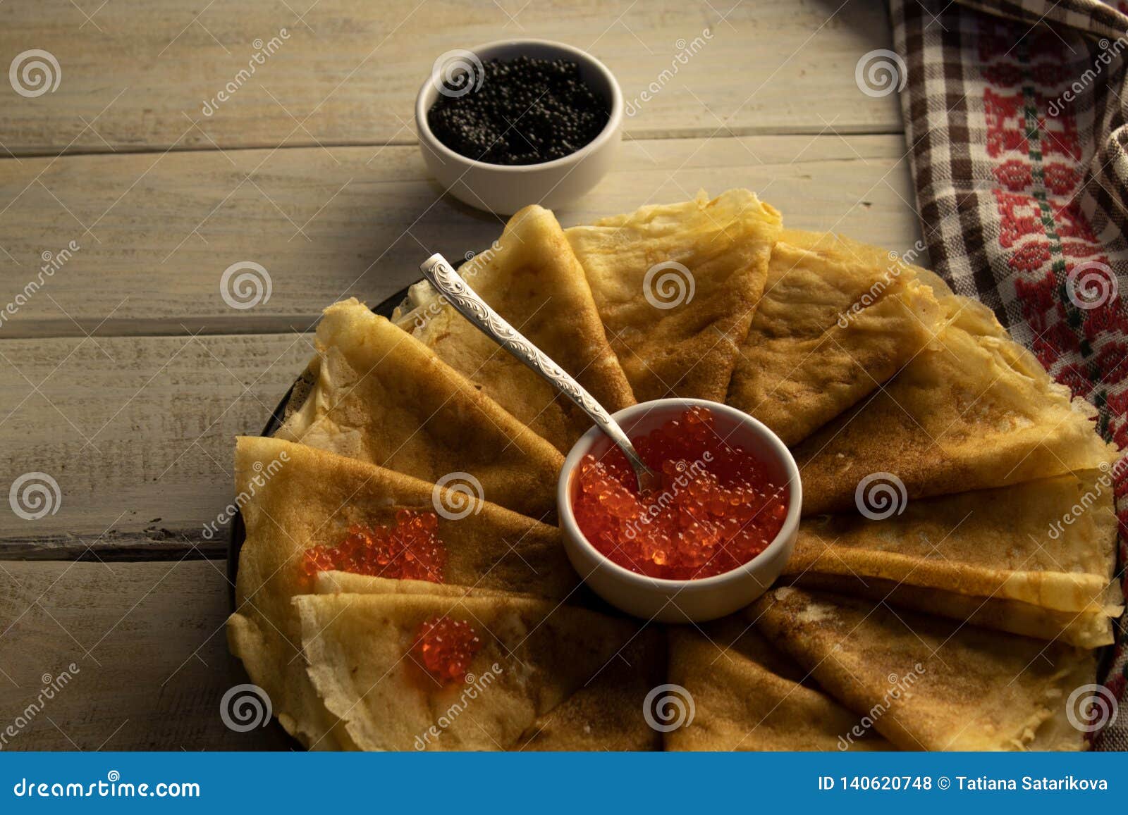 Russische Portion Pfannkuchen Mit Rotem Und Schwarzem Kaviar Auf Einer ...