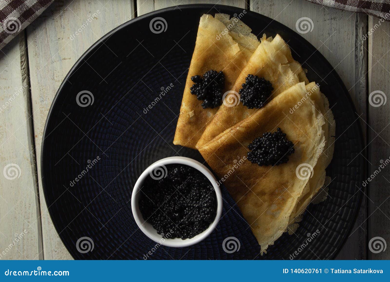 Russische Portion Pfannkuchen Mit Schwarzem Kaviar Auf Einer ...