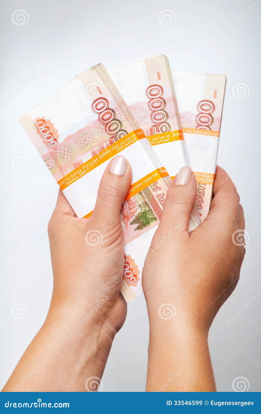 400000 рублей в евро. Деньги в женских руках. Пачка денег в женских руках. Рубли в женских руках. Купюры денег в женских руках.