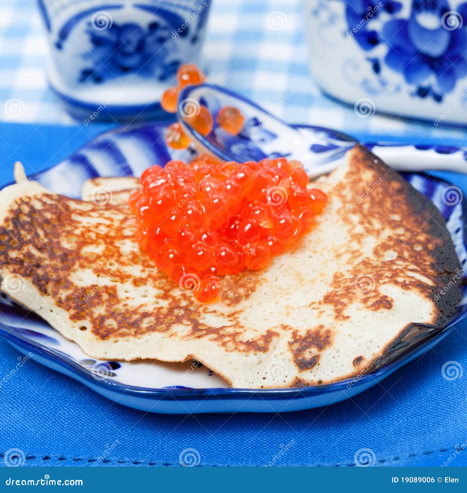 Russischer Pfannkuchen Und Roter Kaviar Stockfoto - Bild von ...