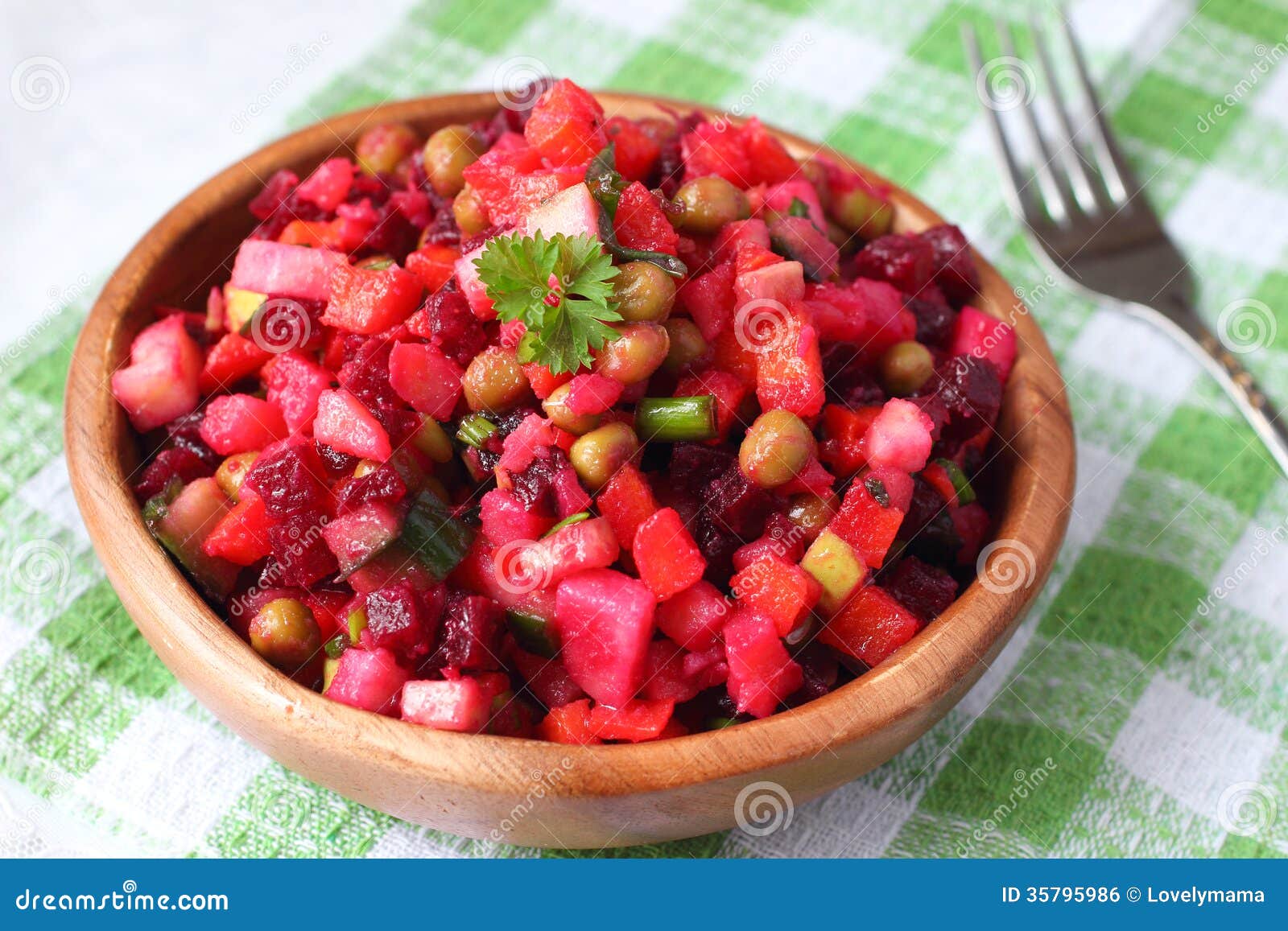 Russischer Rote-Bete-Wurzeln Salat in Der Hölzernen Schüssel Stockfoto ...