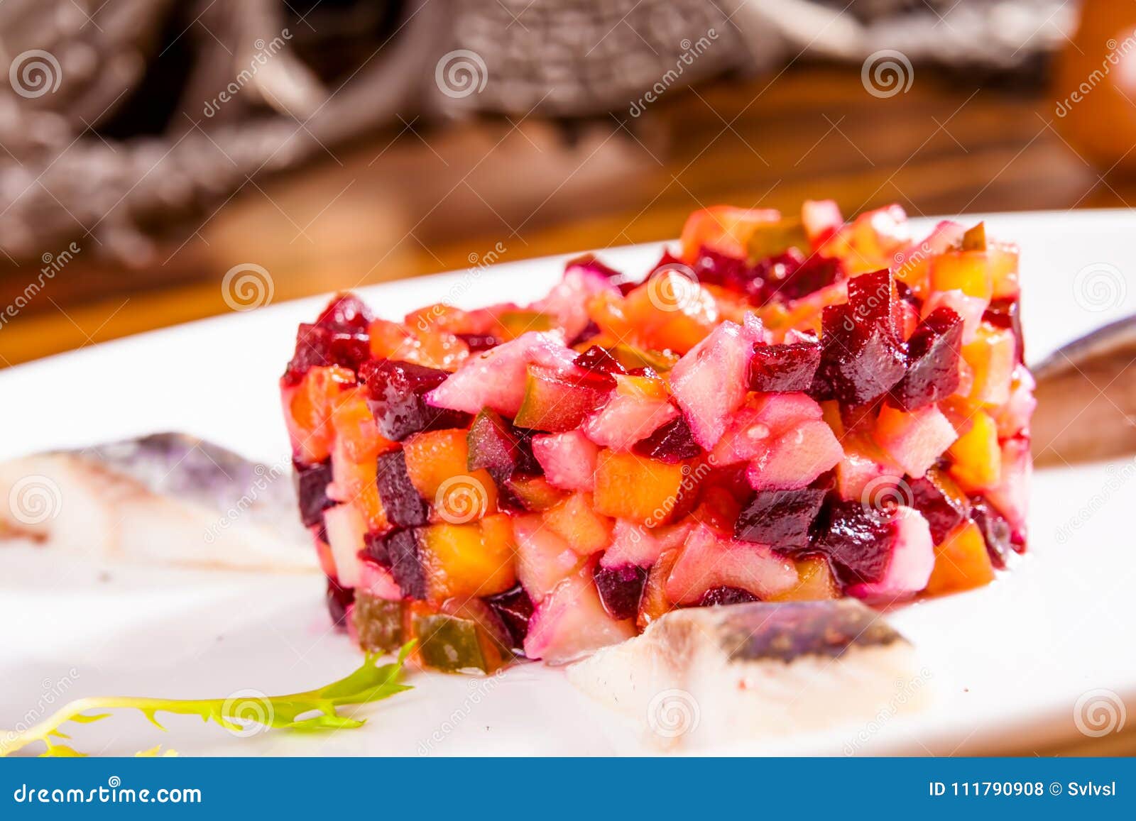 Russischer Rote-Bete-Wurzeln Salat Mit Heringen Stockfoto - Bild von ...