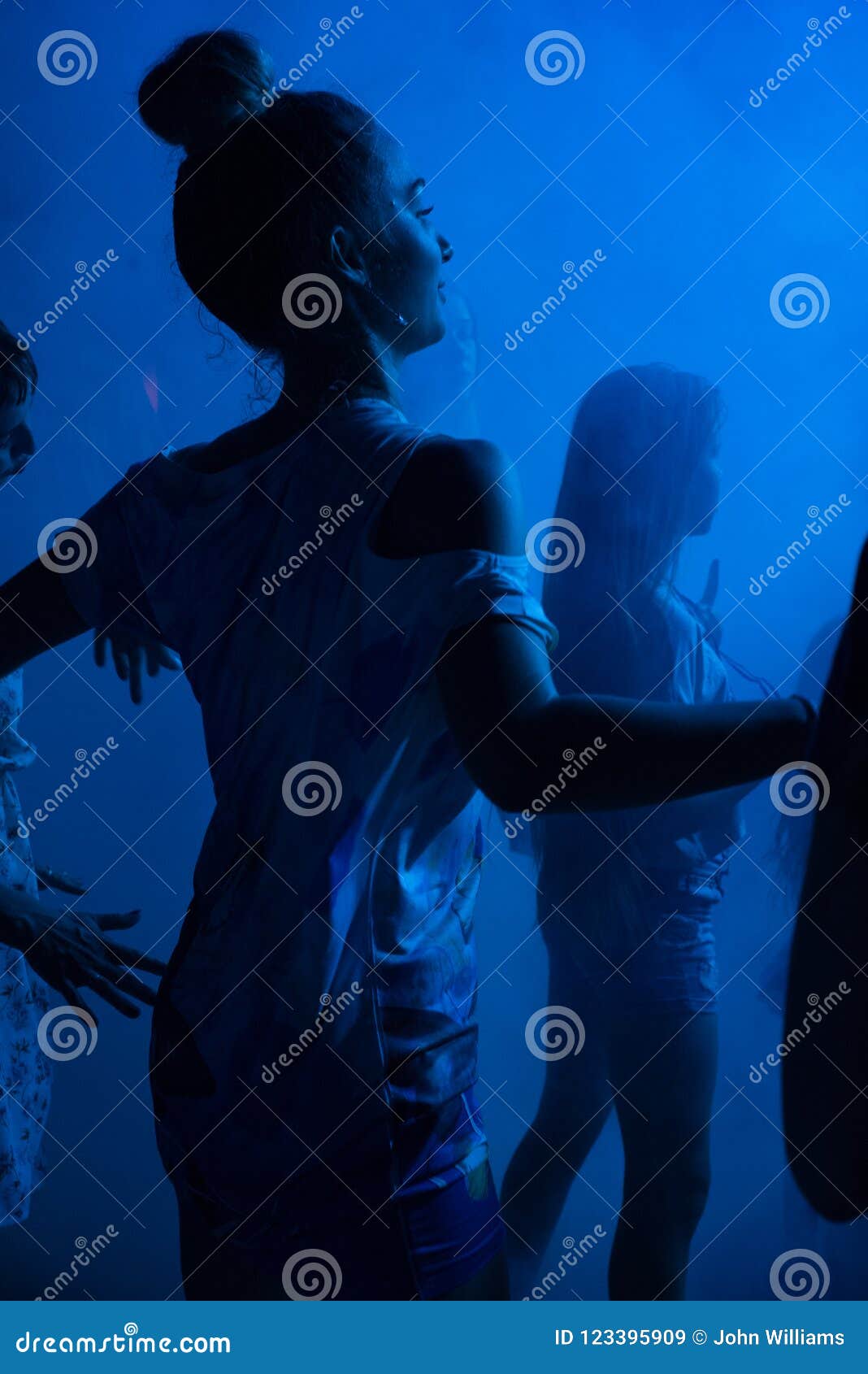 Russisches Frauen-Tanzen an Der Disco Redaktionelles Stockbild - Bild von  leute, alleine: 123395909