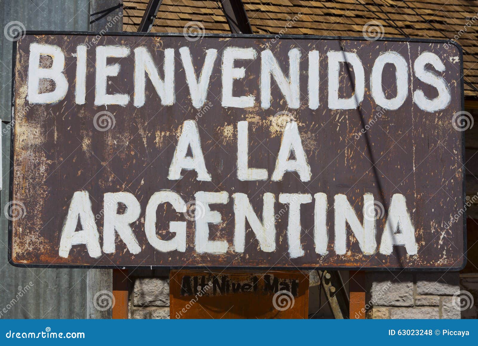 Bienvenidos! (Welcome! In Spanish) Sign With Arrow On Beach Background  Stock Photo, Picture and Royalty Free Image. Image 61777657.