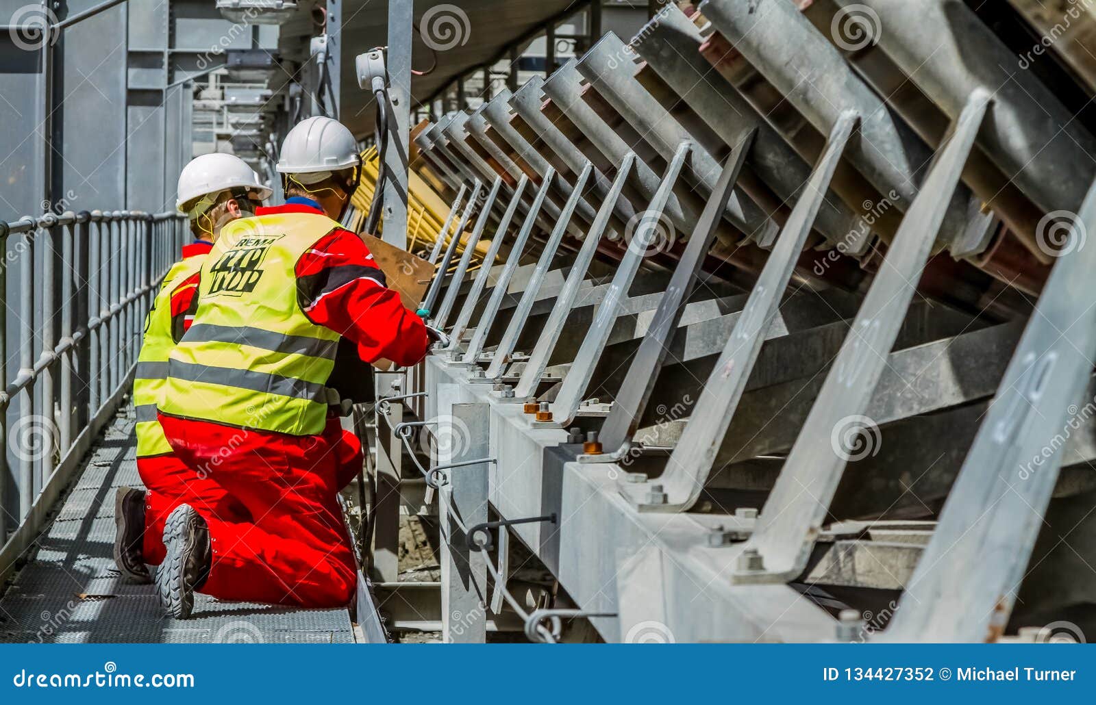 Conveyor Belt Transporting Platinum Ore for Processing with Mining