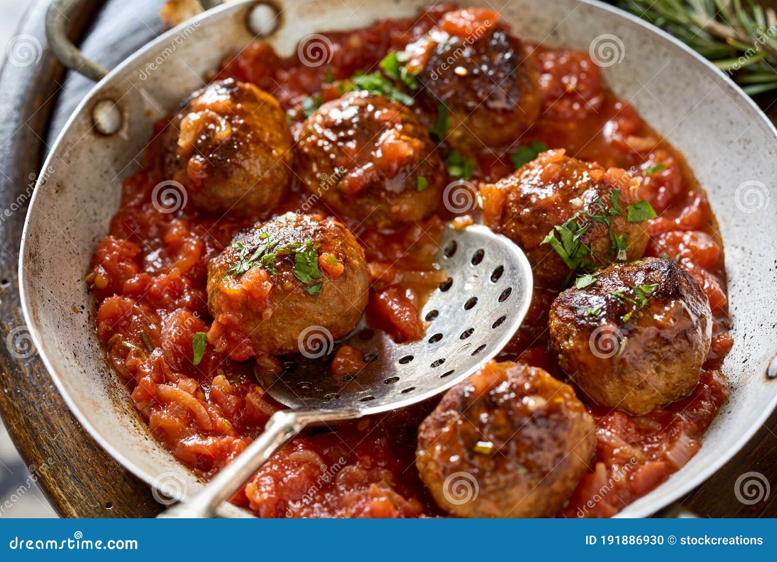 rustic local spanish recipe for spicy meatballs