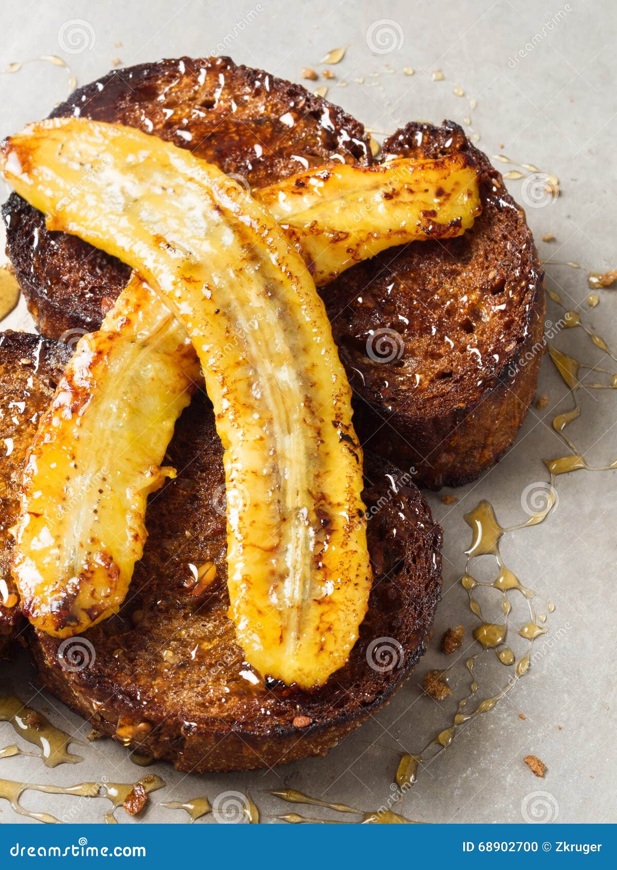 Rustikale Karamellisierte Banane Auf Toast Stockfoto - Bild von farbe ...