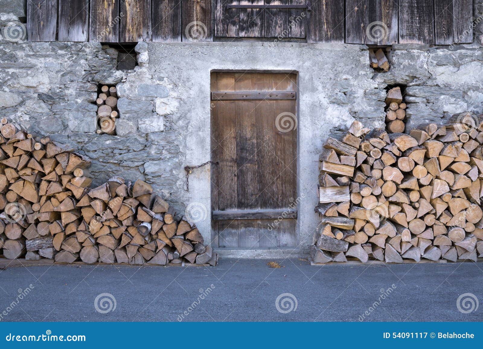 Rustikale Scheune Mit Stapeln Brennholz Stockbild - Bild von gebäude