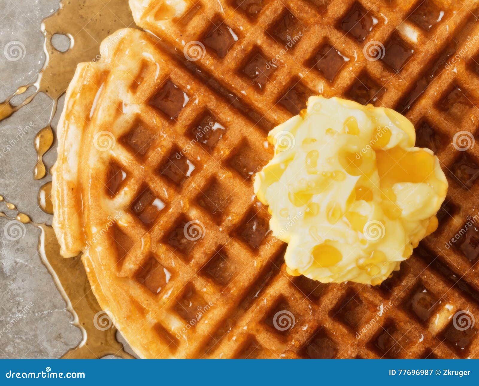 Rustikale Traditionelle Waffel Mit Butter Und Ahornsirup Stockbild ...