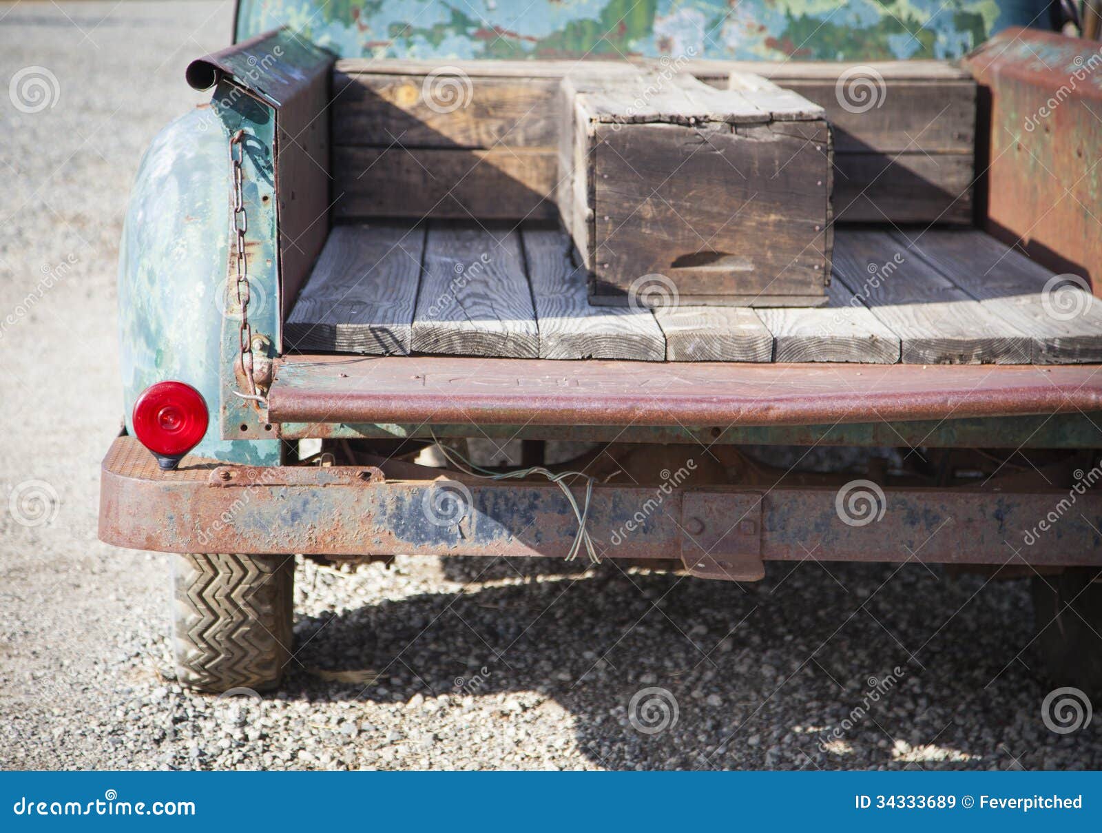 Rusty Antique Truck Abstract idoso em um ajuste exterior rústico. Sumário de Rusty Antique Truck Bed idoso em um ajuste exterior rústico.