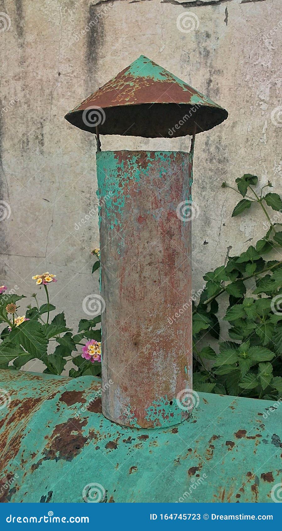 rusty chimney - chimenea oxidada