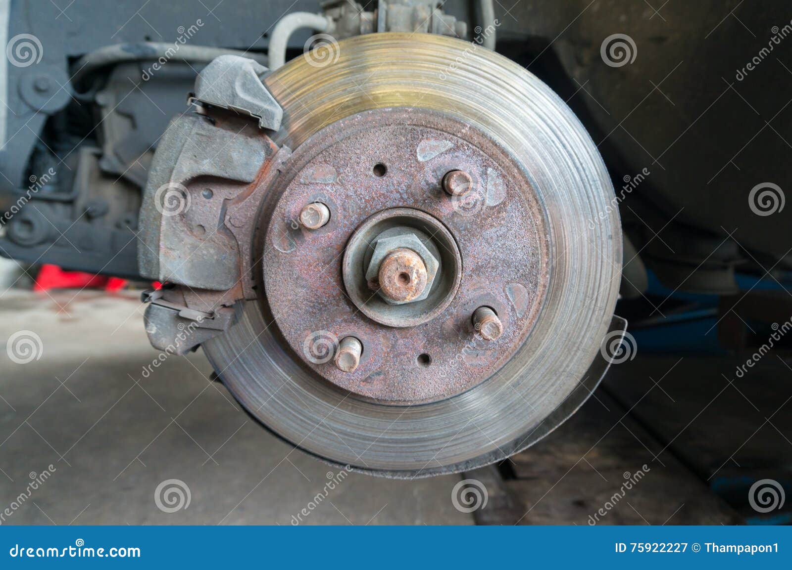Rusty Front Car Wheel Hub Mit ScheibenBremsanlage Stockbild Bild von