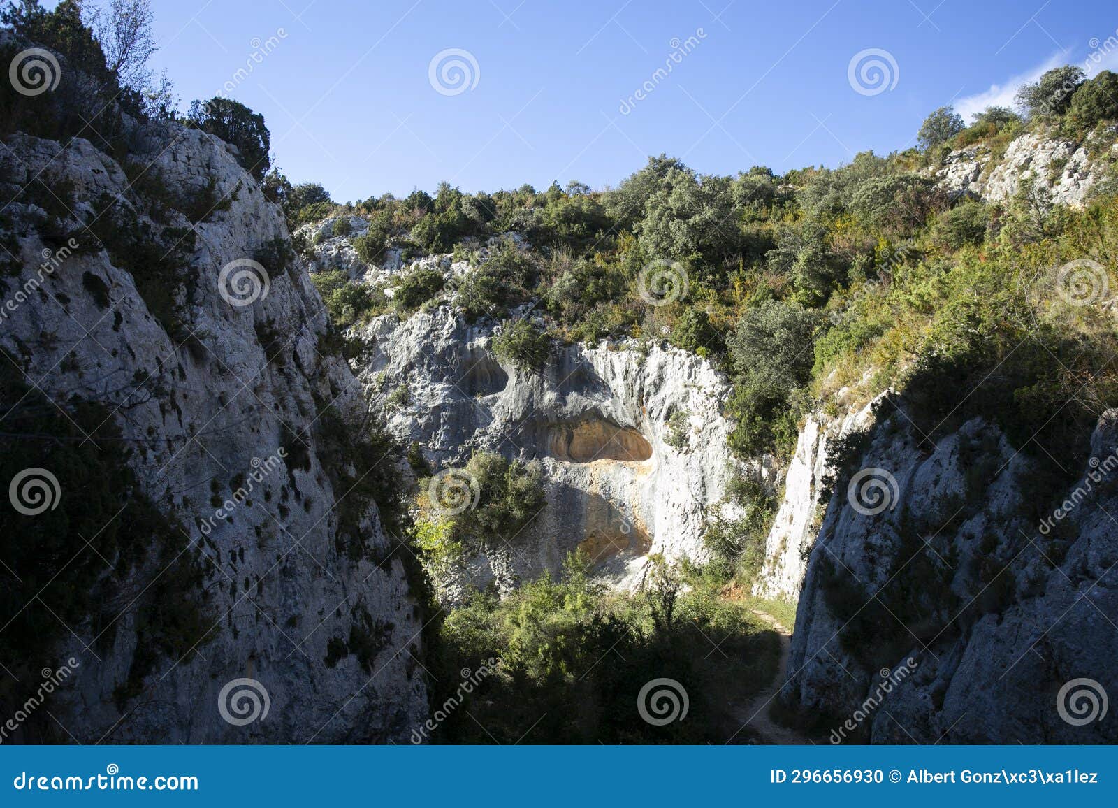 ruta del abrigo de chimiachas in sierra de guara in huesca, spain.