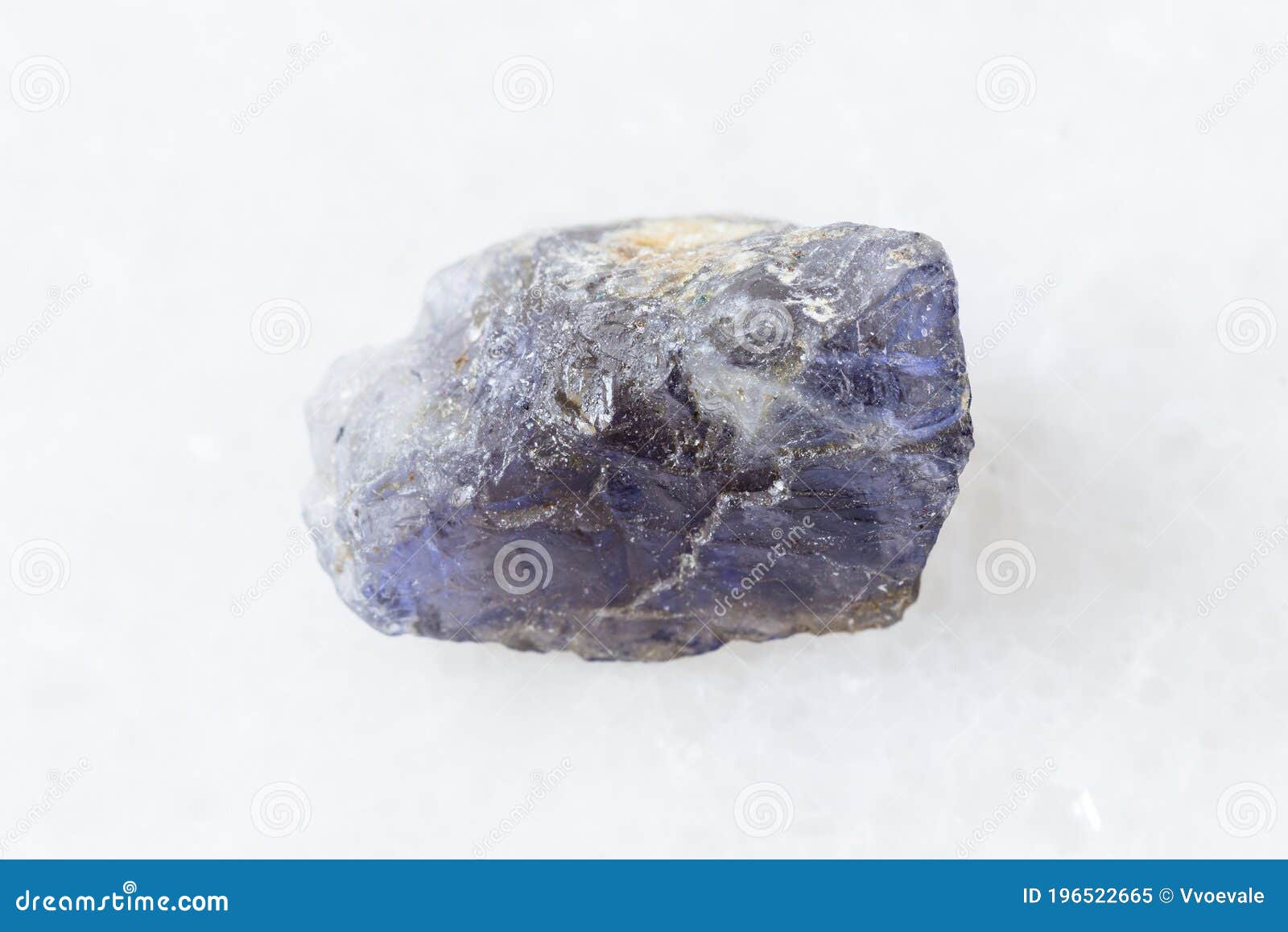 zeewier stad Generator Ruw Eiolietkristal Van Cordieriet Op Witte Marmer Stock Afbeelding - Image  of kristallijn, rots: 196522665