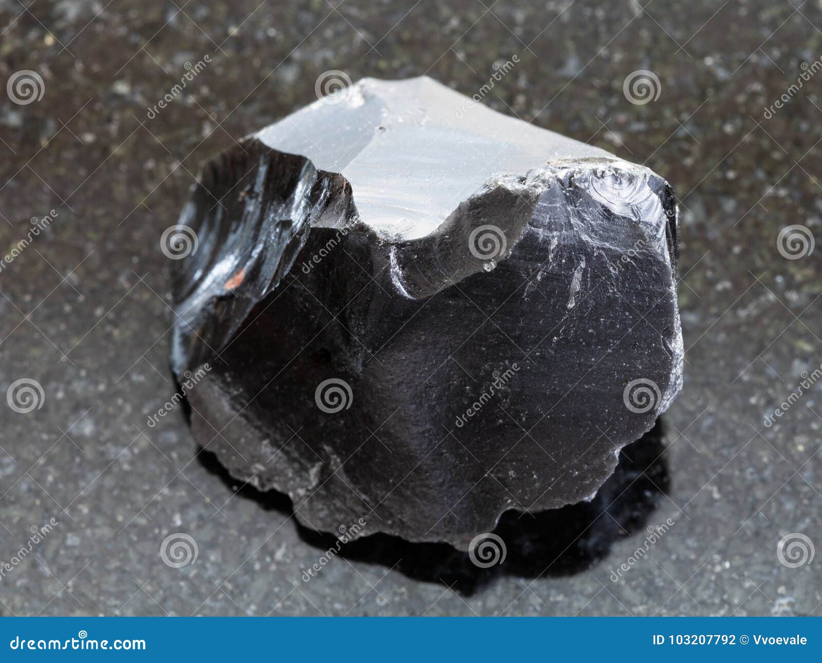 Ruw Obsidian (vulkanisch Glas) Kristal Op Dark Stock Foto Image of
