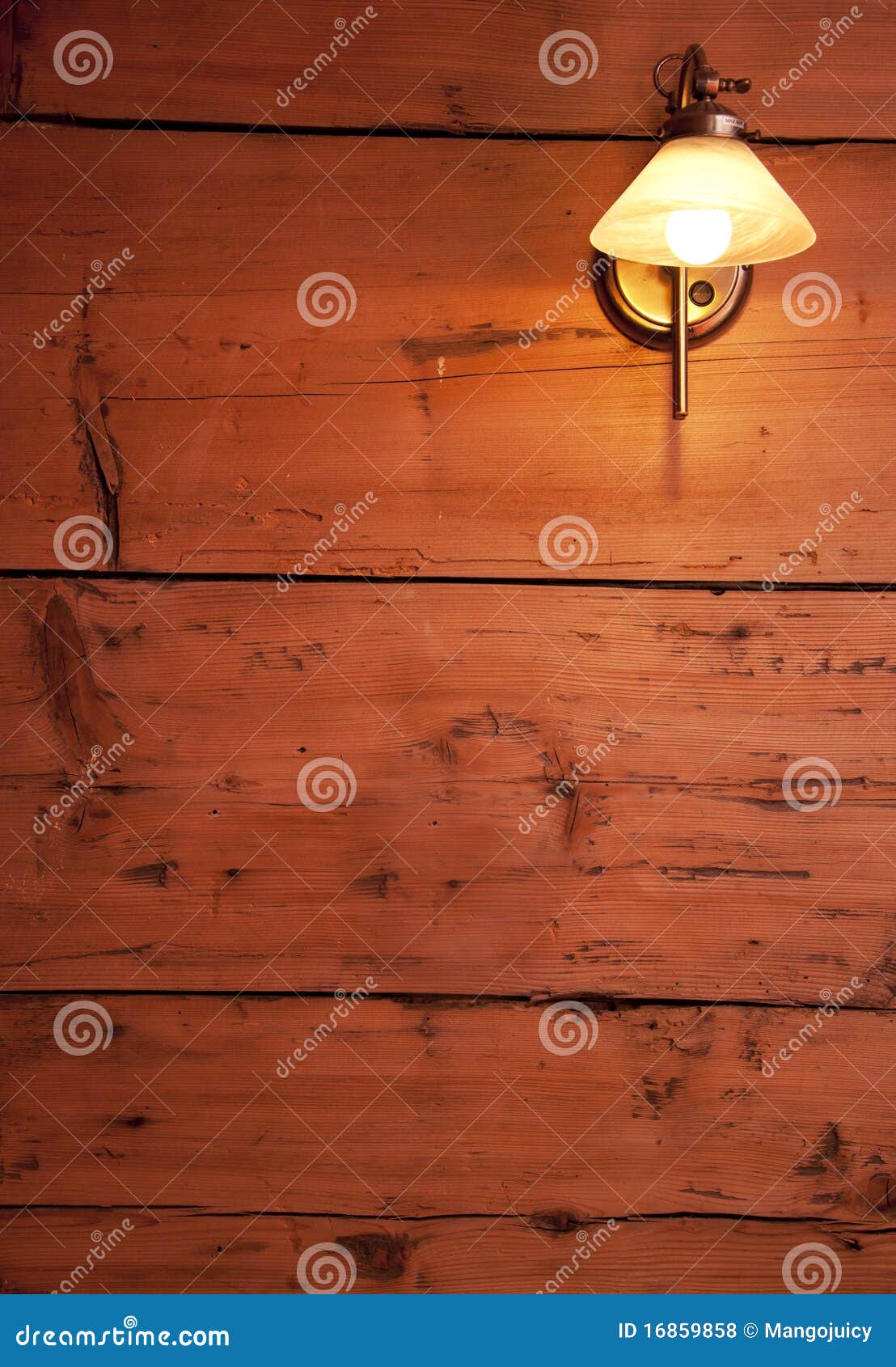 Ruwe houten muur met retro lamp. warme kleuren. royalty vrije ... Kleur ontwerp muur