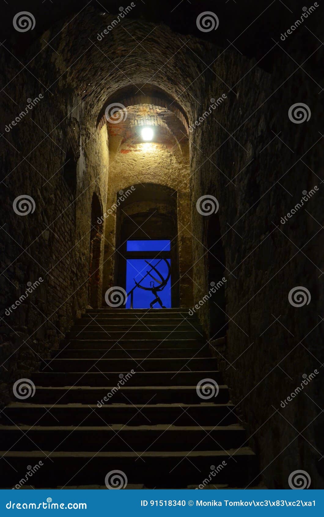 Ruínas do castelo - escadas - iluminação da noite - escultura forjada, escultura na escadaria, parede de pedra da arte