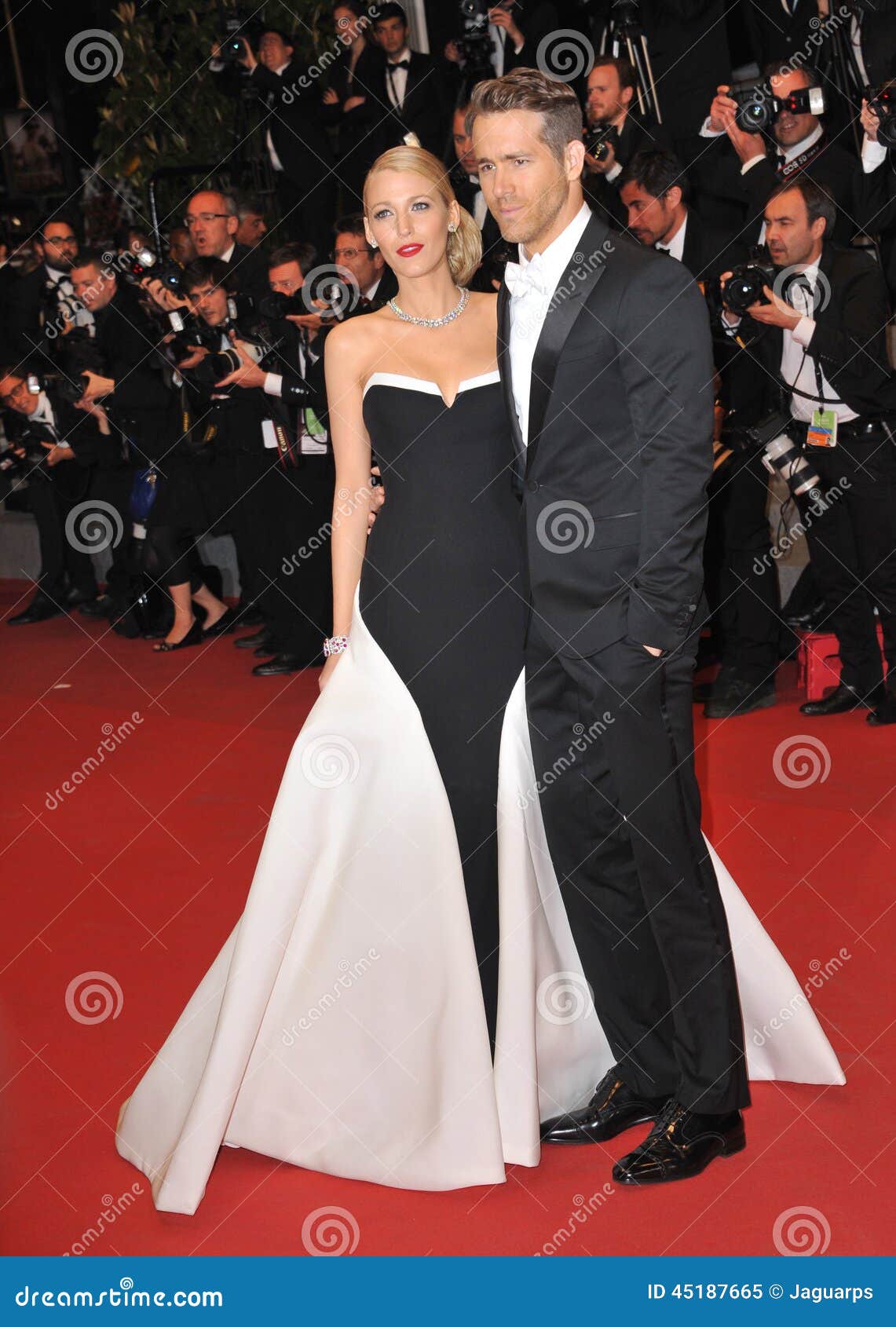 https://thumbs.dreamstime.com/z/ryan-reynolds-blake-lively-cannes-france-may-wife-gala-premiere-his-movie-captives-th-festival-de-cannes-45187665.jpg
