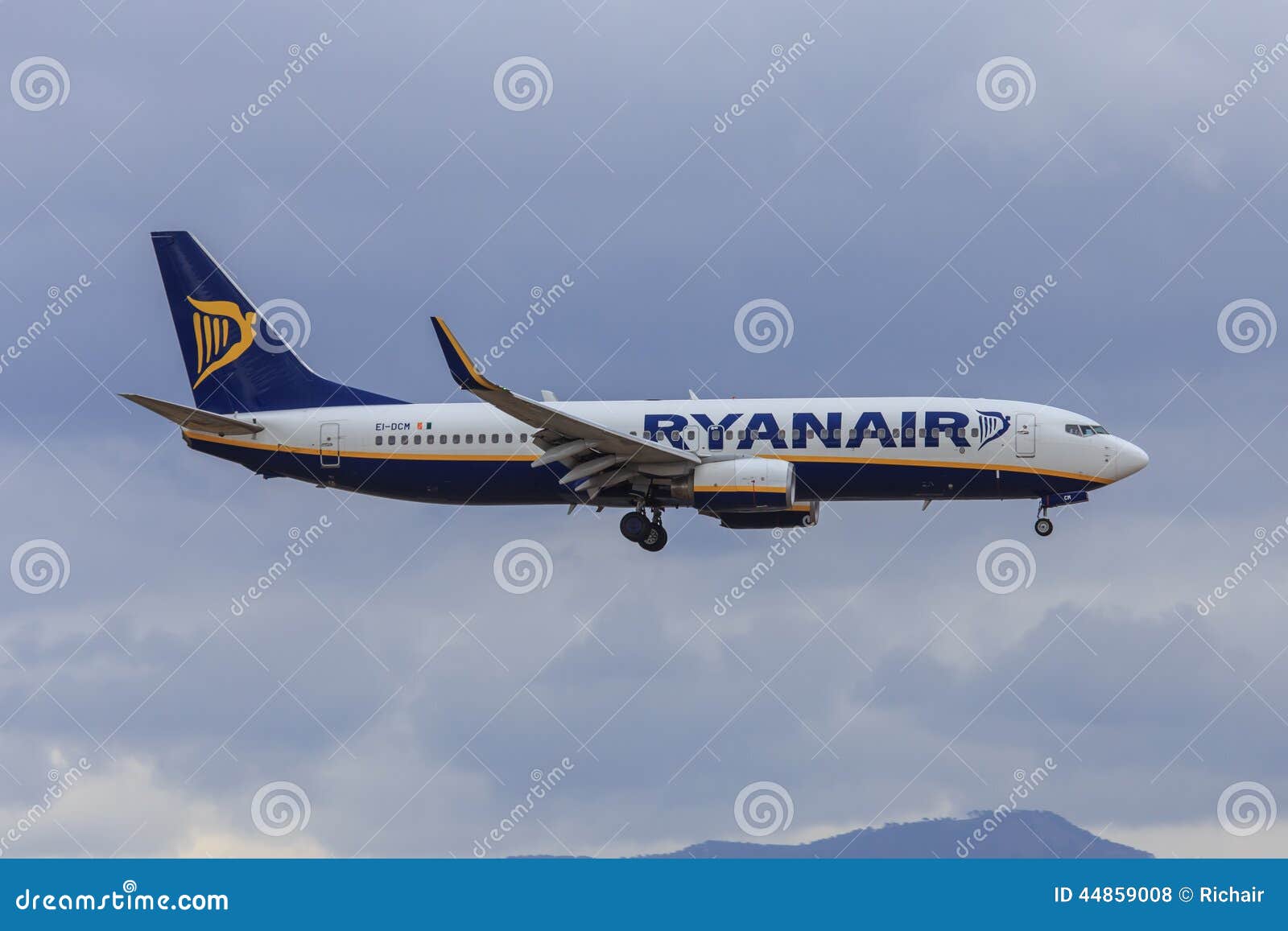 Ryanair scaturisce avvicinandosi per atterrare. Ryanair Boeing 737-800 che si avvicina alla terra all'aeroporto di Malaga (Spagna) sotto i cieli nuvolosi