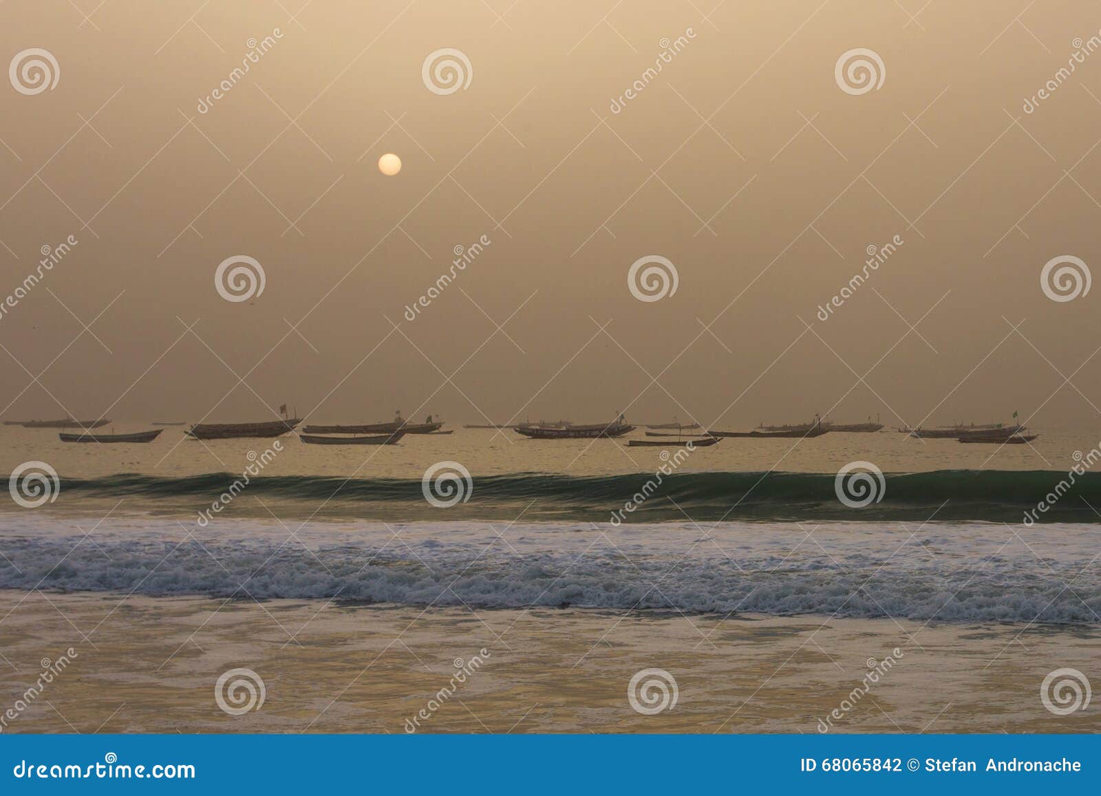 Rybak łodzie w Nouakchott, Mauretania (przy zmierzchem). Rybak łodzie w Atlantyckim oceanie w Nouakchott, Mauretania (przy zmierzchem)