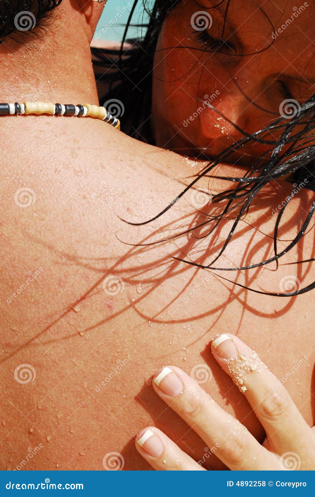 Rzymianie mokry pocałunek włosów. Z tyłu jego włosy plaży przepływy całowanie stary romantycznie naramiennej kobiety