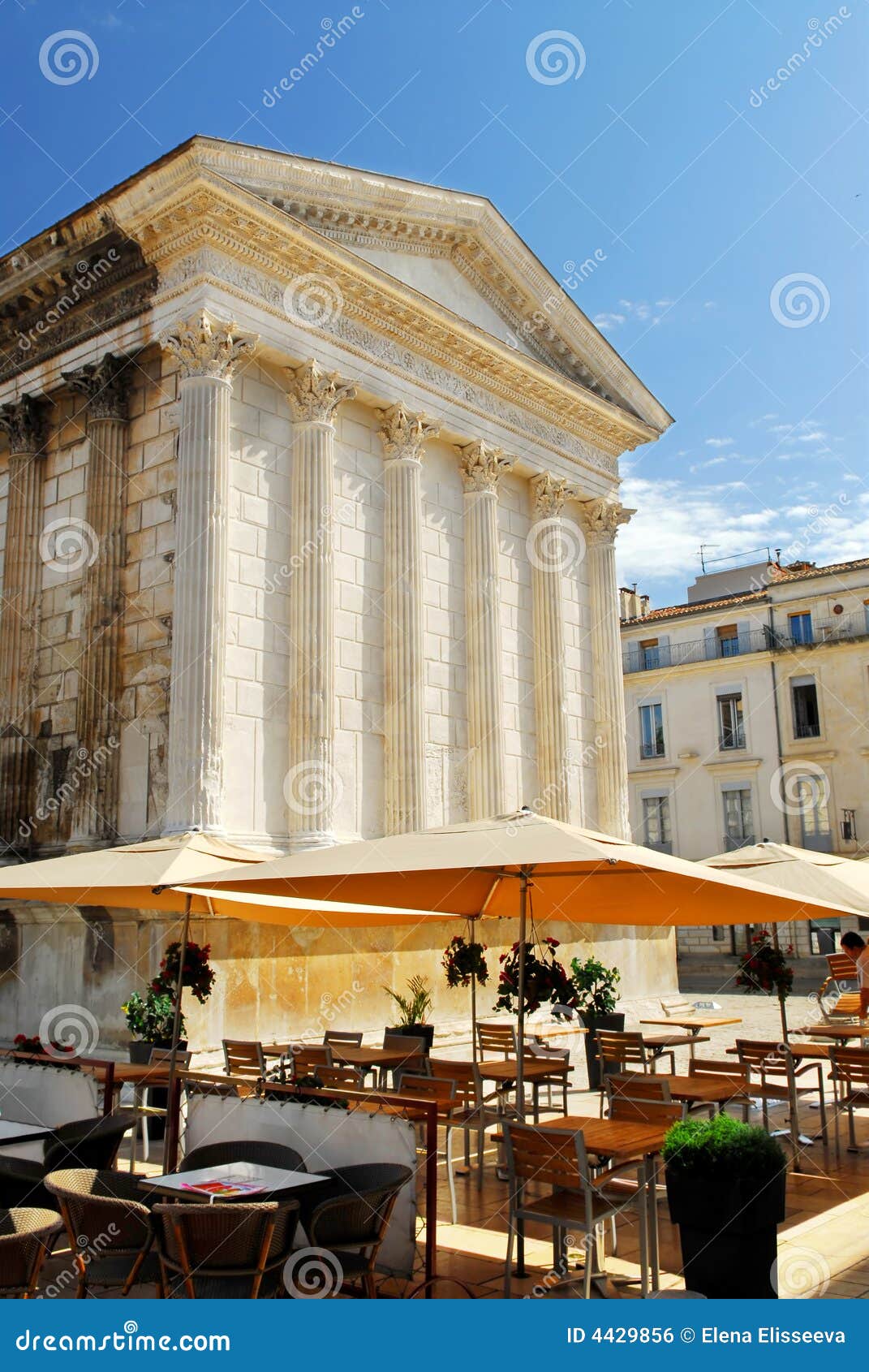 Rzymska france Nimes świątyni. Cafe carree France miasta maison Nimes rzymska plenerowa południowej do świątyni