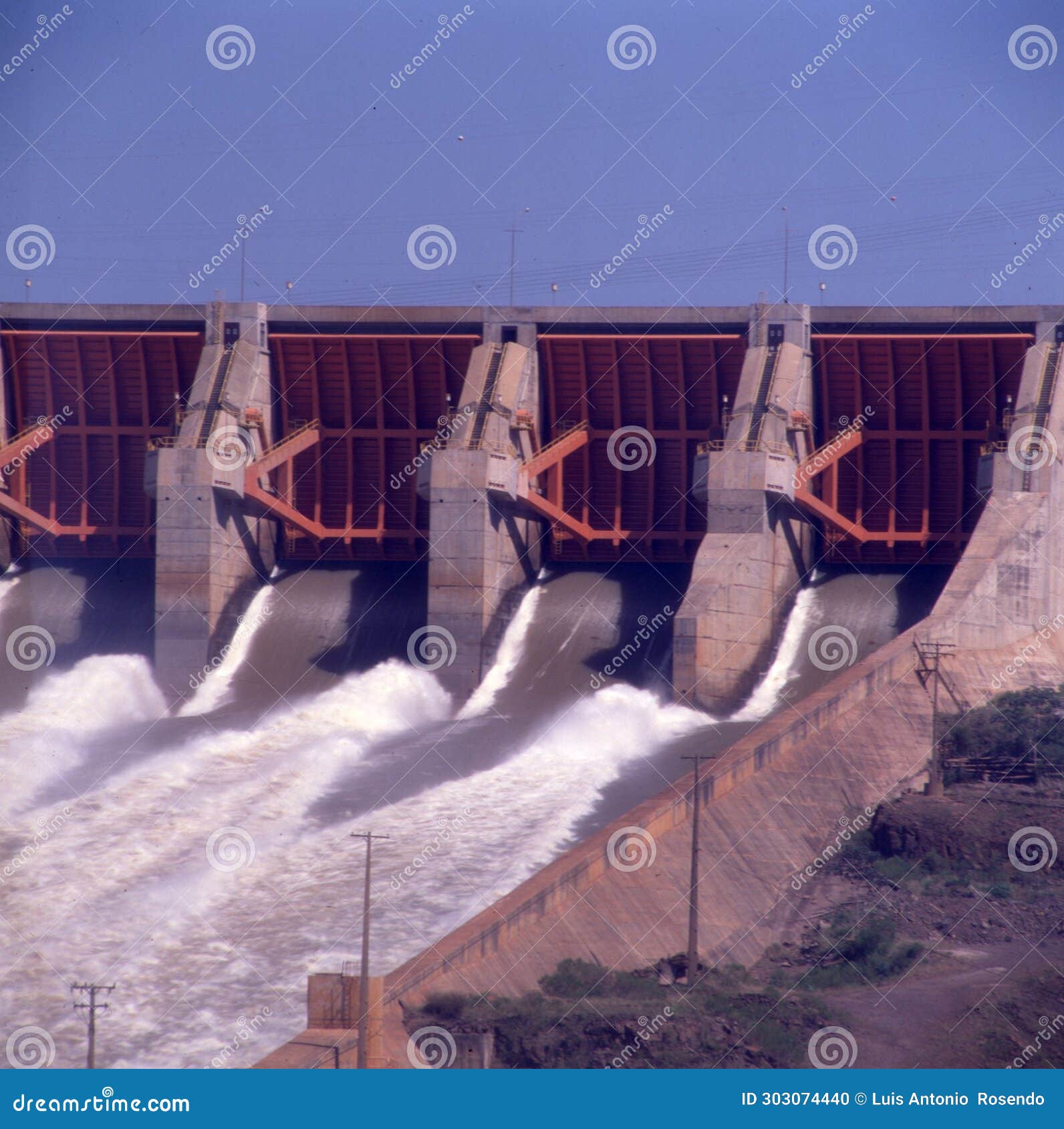 rioÂ­ parana en la hidroeÃectrica itaipu dam entre brasil y paraguay. itaipu binacional