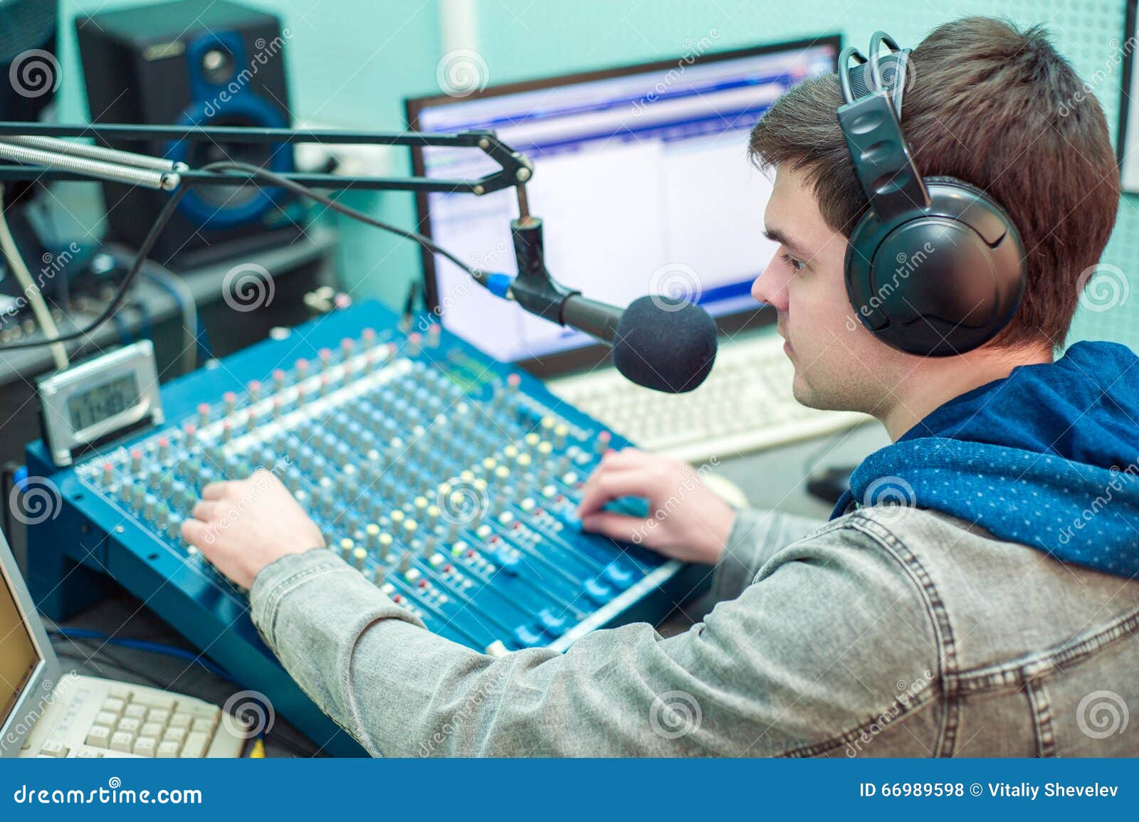 Rádio DJ do retrato do homem. Retrato de um radiodifusor no estúdio